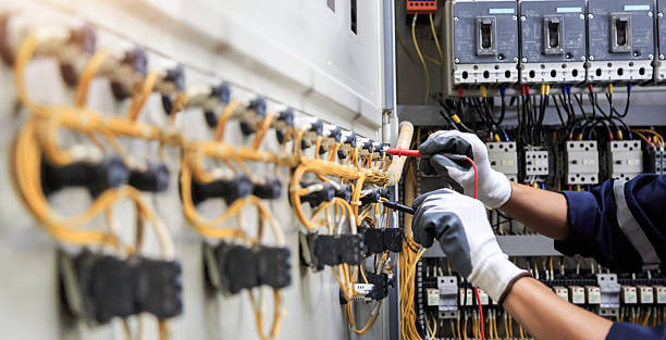 Professional Electrician technician working in Toledo, IA